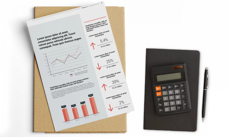 Finanzierungsunterlagen mit Diagrammen und Kennzahlen auf einem Schreibtisch